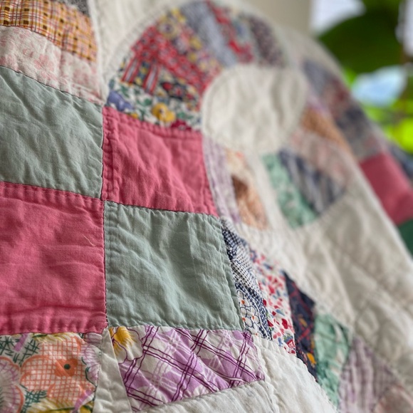 Vintage Handmade Double Wedding Ring Patchwork Quilt 84x64 Feedsack Fabrics - Picture 15 of 16